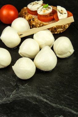 Mozzarella ve domates kayrak plaka üzerinde. Diyet yemekleri. Yiyecek hazırlama. Peynirler satışı. Protein diyeti.