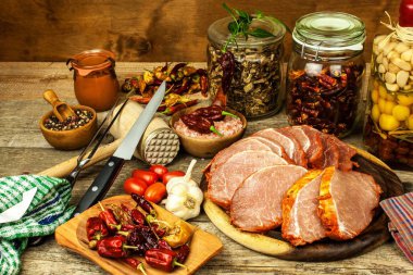 Çiğ domuz pirzolası ile veya Marine. Izgara ev hazırlık et. Gıda hazırlama. 