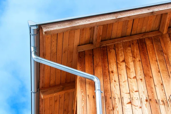 Trog Der Holzecke Des Hauses Metallgriffe Auf Dem Dach Regenwasserabfluss — Stockfoto