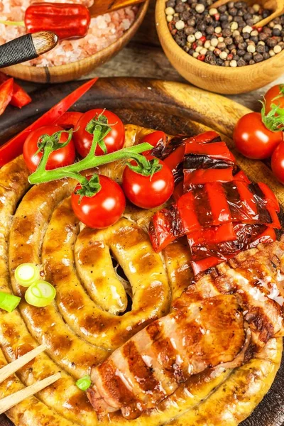 Salsicce Grigliate Spirale Servite Tagliere Rotondo Rustico Con Senape Barbecue — Foto Stock