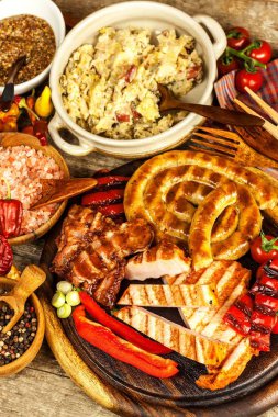 Izgara sosis sarmal rustik yuvarlak kesme tahtası hardallı yılları arasında görev yapmıştır. Ev yapımı Barbekü. Yiyecek hazırlama. Et, mantar ve sosis ile haşlanmış lahana.