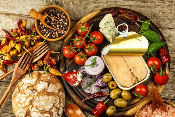 Atún Enlatado Una Mesa Cocina Latas Pescado Verduras Comida Para — Foto de Stock