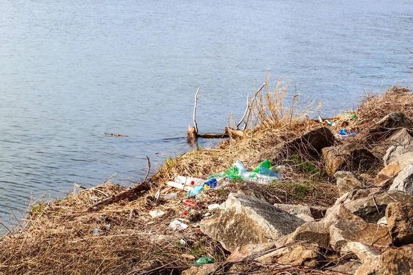 Odpady z tworzyw sztucznych na brzegu jeziora w Republice Czeskiej. Zanieczyszczenie środowiska. Recykling odpadów z tworzyw sztucznych. — Zdjęcie stockowe
