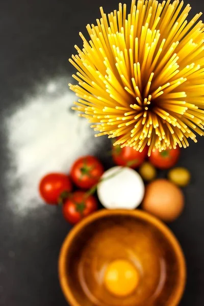 Spaghetti na czarnym tle. Tradycyjne dania kuchni włoskiej. Diety. Makaron na czarnym tle. Zdrowa żywność. — Zdjęcie stockowe