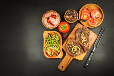 Izgara biftek. Sebzeli ızgara et. Ev diyet hazırlama. Yaz partisi.