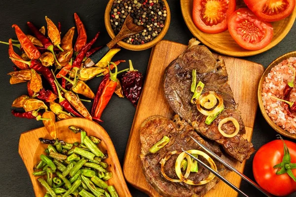 Carne a la parrilla. Carne a la parrilla con verduras. Inicio preparación de la dieta. Fiesta de verano . —  Fotos de Stock