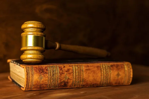 木制法官gavel，特写镜头。 法官的木槌放在桌上。 法律和秩序。 法律和司法概念. — 图库照片