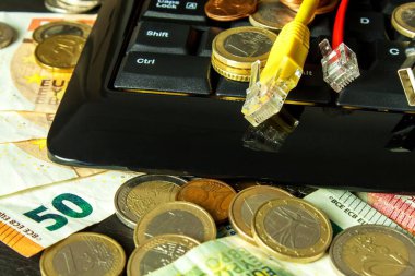 Bilgisayar klavyesi ve euro banknotları. İnternet bankacılığı. Ağ. Güvenli ödemeler.