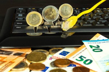 Bilgisayar klavyesi ve euro banknotları. İnternet bankacılığı. Ağ. Güvenli ödemeler.