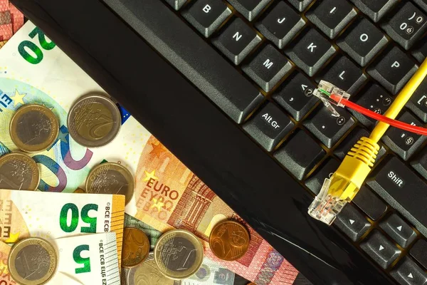 Computer keyboard and euro banknotes. Internet banking. Networking. Secure payments. — Stock Photo, Image