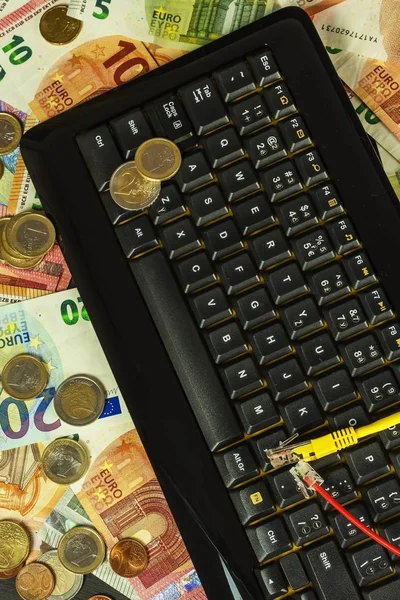 Computer keyboard and euro banknotes. Internet banking. Networking. Secure payments. — Stock Photo, Image