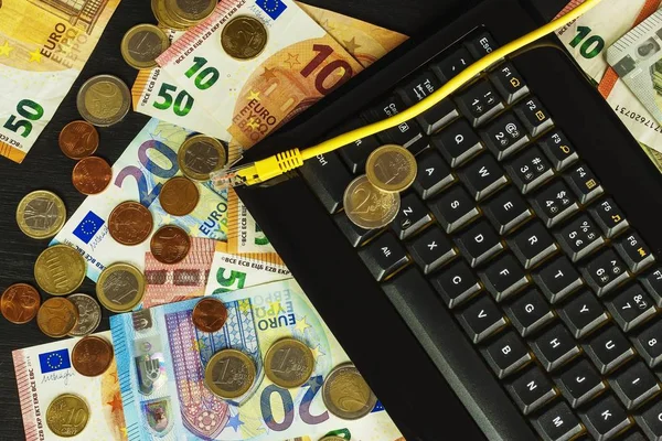 Computer keyboard and euro banknotes. Internet banking. Networking. Secure payments. — Stock Photo, Image