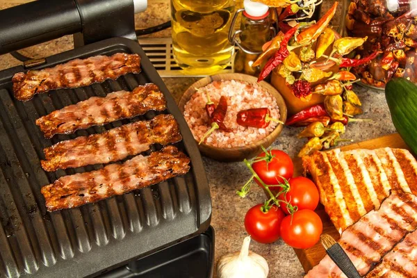 Grill steak on an electric stove. Pork neck fried on small electric grill. Home cooking. Healthy barbecue. Catering to friends. Electric grilling. — Stock Photo, Image