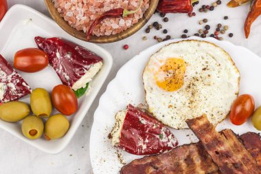 Mutfak masasında kızarmış yumurta ve ızgara pastırma. Sağlıklı kahvaltı. Sporcular için protein.