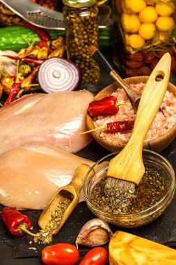 Çiğ tavuk göğsü. Yaz barbeküsü için hazırlanıyorum. Diyet diyeti. Izgarada çiğ et. Izgara süresi.