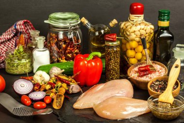 Çiğ tavuk göğsü. Yaz barbeküsü için hazırlanıyorum. Diyet diyeti. Izgarada çiğ et. Izgara süresi.