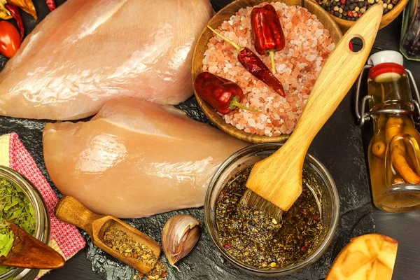 Çiğ tavuk göğsü. Yaz barbeküsü için hazırlanıyorum. Diyet diyeti. Izgarada çiğ et. Izgara süresi.