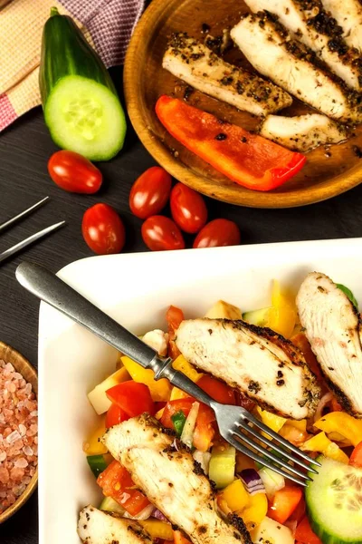 Chicken meat with vegetables. Chilli peppers marinade. Grilled food. Protein diet. Food for athletes. — Stock Photo, Image