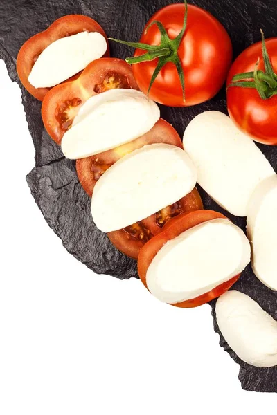 Queijo Mozzarella fresco e tomates na ardósia. Isolado em branco. Alimentação saudável . — Fotografia de Stock