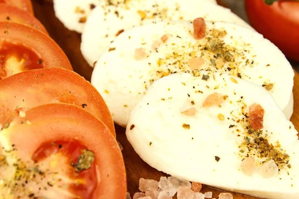 Frischer Mozzarella-Käse und Tomaten auf dem Schneidebrett. gesunde Ernährung. Chilischoten mit Käse. — Stockfoto