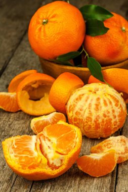 Eski tahta tahtada taze mandalinalar. Sağlıklı egzotik meyveler. Diyet yemekleri. Masada mandalina.