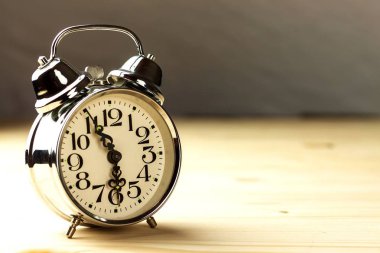 Retro çalar saat masada. İşe kalkma kavramı. Sabah uyanışı.