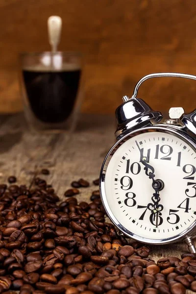 Frischer Kaffee und Retro-Wecker. Konzept des Aufstehens zu arbeiten. Morgendliches Erwachen. — Stockfoto