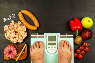 Sağlıklı ve sağlıksız yiyecekler. Obezite kavramı. Modern dijital ağırlık ve pastırma. Diyette kilo kontrolü.