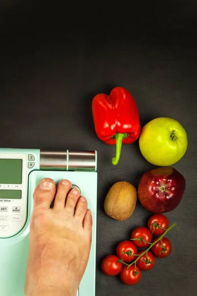 Comida sana y poco saludable. Concepto de obesidad. Peso digital moderno y tocino. Control de peso en la dieta . — Foto de Stock