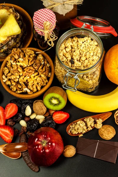 Fond alimentaire sain avec de la farine d'avoine maison granola ou muesli aux fruits. Muesli aux noix. Muesli sur une table noire. Nourriture pour athlètes . — Photo
