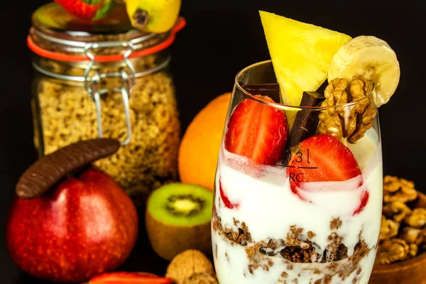 Muesli met yoghurt. Gezonde voedsel achtergrond met zelfgemaakte havermout granola of muesli met noten. Muesli op een zwarte tafel. Voedsel voor sporters. — Stockfoto