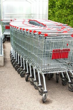 Boş alışveriş arabaları sırası. Süpermarkette park etmek. Alışveriş sembolü. Metal arabalar.