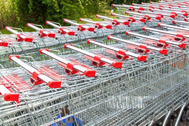 Boş alışveriş arabaları sırası. Süpermarkette park etmek. Alışveriş sembolü. Metal arabalar.
