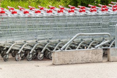Boş alışveriş arabaları sırası. Süpermarkette park etmek. Alışveriş sembolü. Metal arabalar.