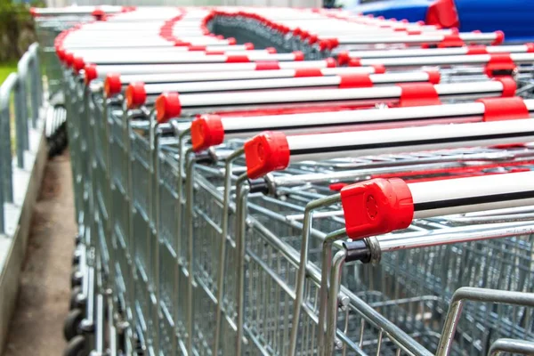 Boş alışveriş arabaları sırası. Süpermarkette park etmek. Alışveriş sembolü. Metal arabalar.