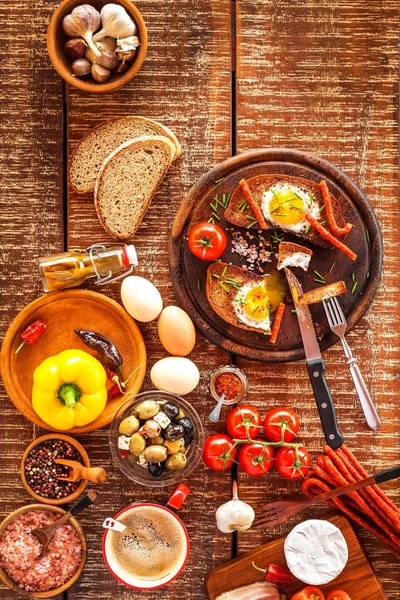 Pan frito con huevo y tocino. Comida abundante. Verduras y huevo frito. Desayuno saludable . — Foto de Stock