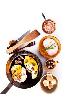 Çelik tavada jambonlu kızarmış yumurta. Mutfak aletleri. Sağlıklı kahvaltı. Sebze ve kızarmış yumurta.