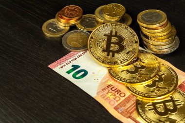Euro banknotlar ve bitcoin sikkeler kullanılır. Euro para üzerinde altın bitcoin. Bitcoin kripto para birimi. Kripto para birimi kavramı. 