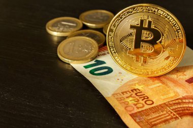 Euro banknotlar ve bitcoin sikkeler kullanılır. Euro para üzerinde altın bitcoin. Bitcoin kripto para birimi. Kripto para birimi kavramı. 