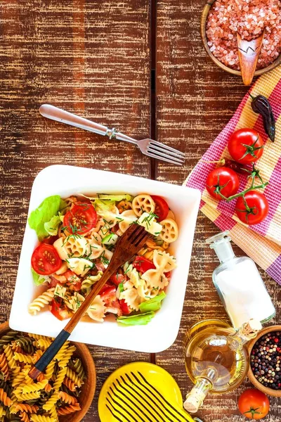 Nudelsalat mit Käse. Sommersalat. Diät. Nudeln mit Gemüse auf Holztisch. — Stockfoto