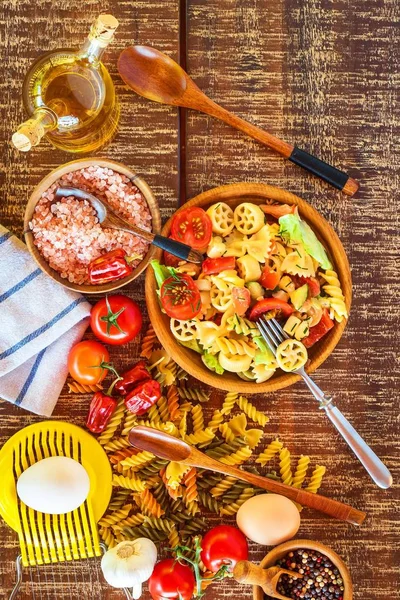 Ensalada de pasta con queso. Ensalada de verano. Dieta Dieta. Pasta con verduras sobre mesa de madera . — Foto de Stock