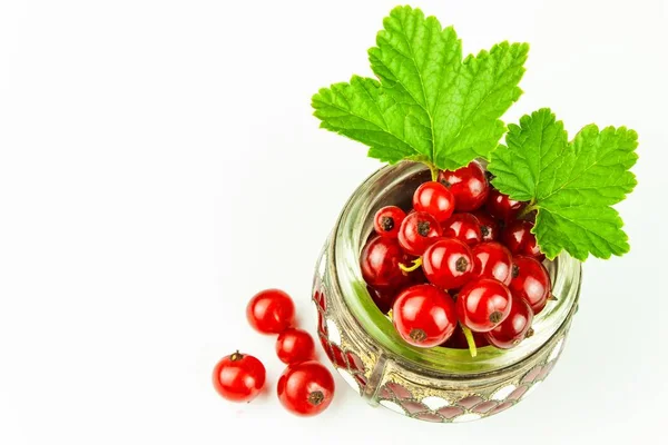 Bayas frescas de grosella roja sobre un fondo blanco. Grosella roja en tazón con hoja verde. Alimento saludable . — Foto de Stock