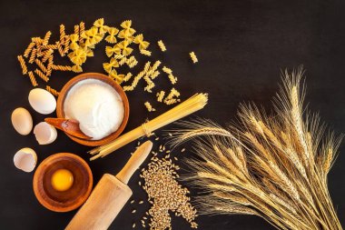 Ev yapımı geleneksel makarna. Siyah arka planda un taneli yumurta makarna. Ev yemekleri.