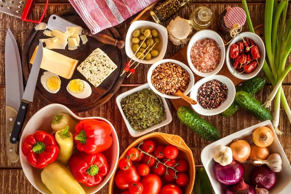 Zöldségsaláta elkészítése sajttal. Diéta az egészséges táplálkozás. Nyári saláta paradicsommal és borssal. Vegetáriánus ételek. — Stock Fotó