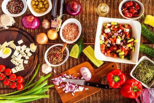 Preparación de ensalada de verduras con queso. Alimento saludable para la dieta. Ensalada de verano con tomate y pimienta. Comida vegetariana . — Foto de Stock