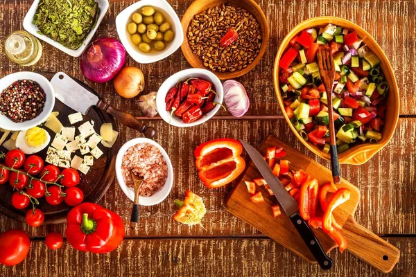 Preparación de ensalada de verduras con queso. Alimento saludable para la dieta. Ensalada de verano con tomate y pimienta. Comida vegetariana . — Foto de Stock