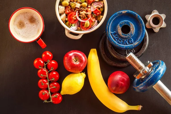 Σαλάτα λαχανικών και Κούμπα. Έννοια μείωσης βάρους. Υγιεινά φαγητά. Καλοκαιρινή σαλάτα με ντομάτα και πιπέρι. Φαγητό για χορτοφάγους. Φρούτα. — Φωτογραφία Αρχείου