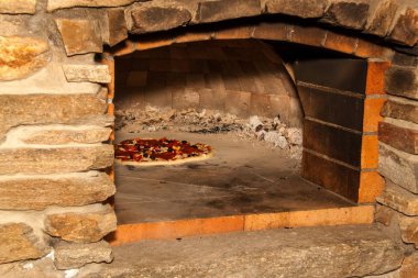 Ev yapımı taş pizza fırını. Geleneksel taş İtalyan fırını. Pizza üretimi. Pizza partisine hazırlık.