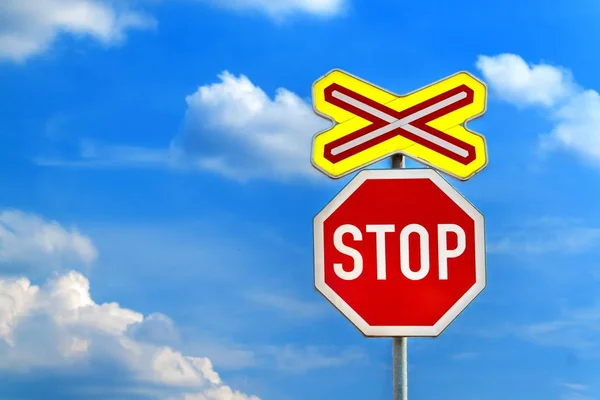 Výstražné znamení opotřebované z úrovňového křížení bez bariér v České republice, modrá obloha s mraky. Železniční doprava. Nebezpečí! — Stock fotografie