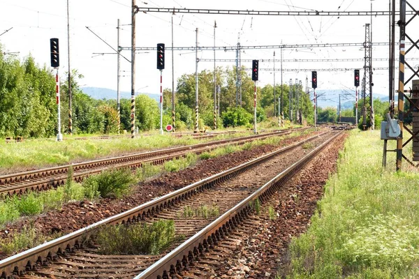 Çek Cumhuriyeti'nde boş düz demiryolu yakın. Perspektif görünümü. Beton uyuyanlar ile Demiryolu rayları. — Stok fotoğraf